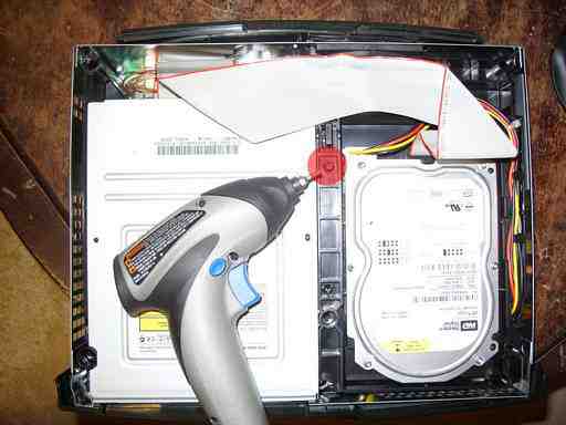 Single screw holding in the HDD tray